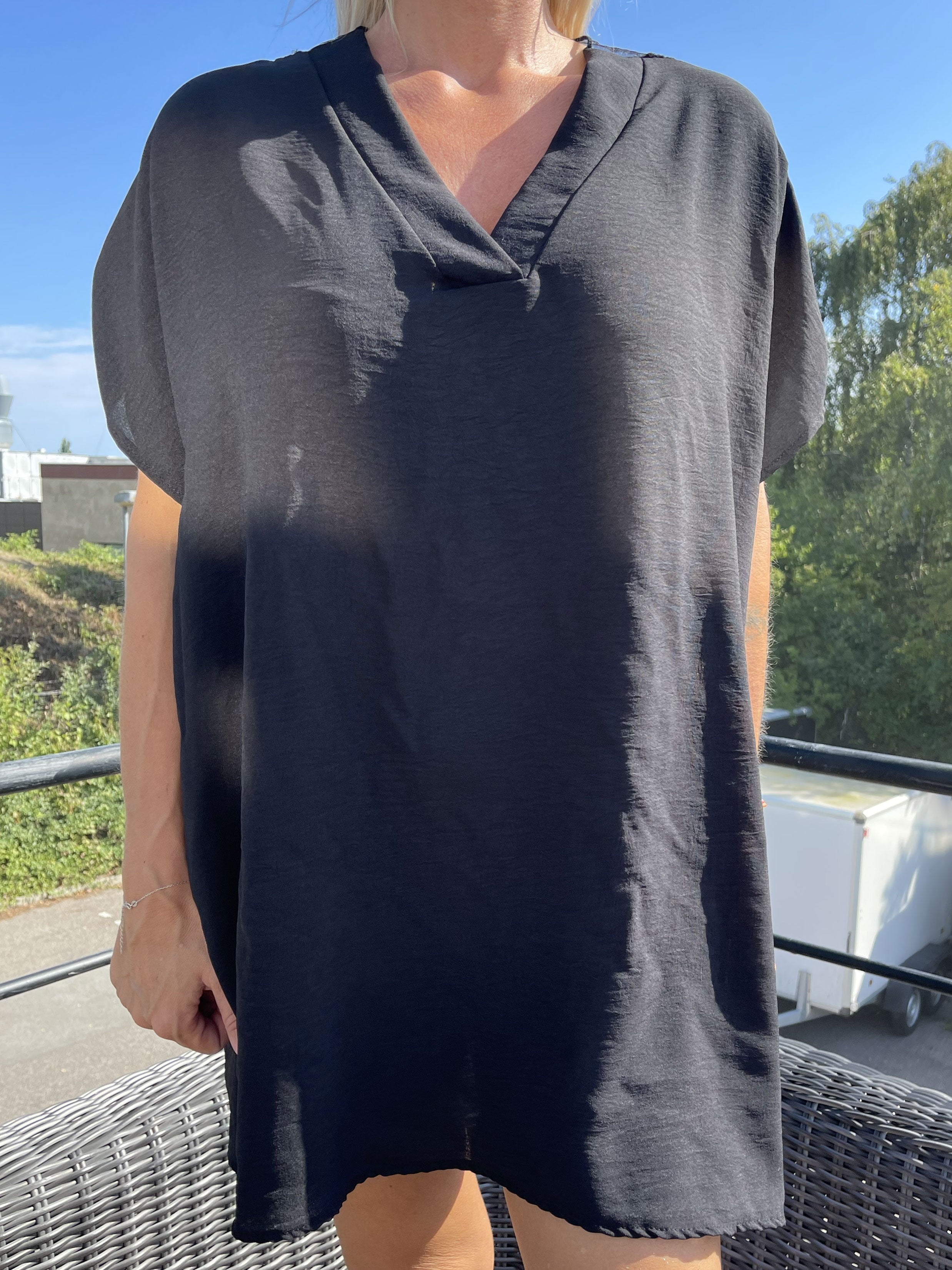 Katrine - Tunika med blonde i ryggen